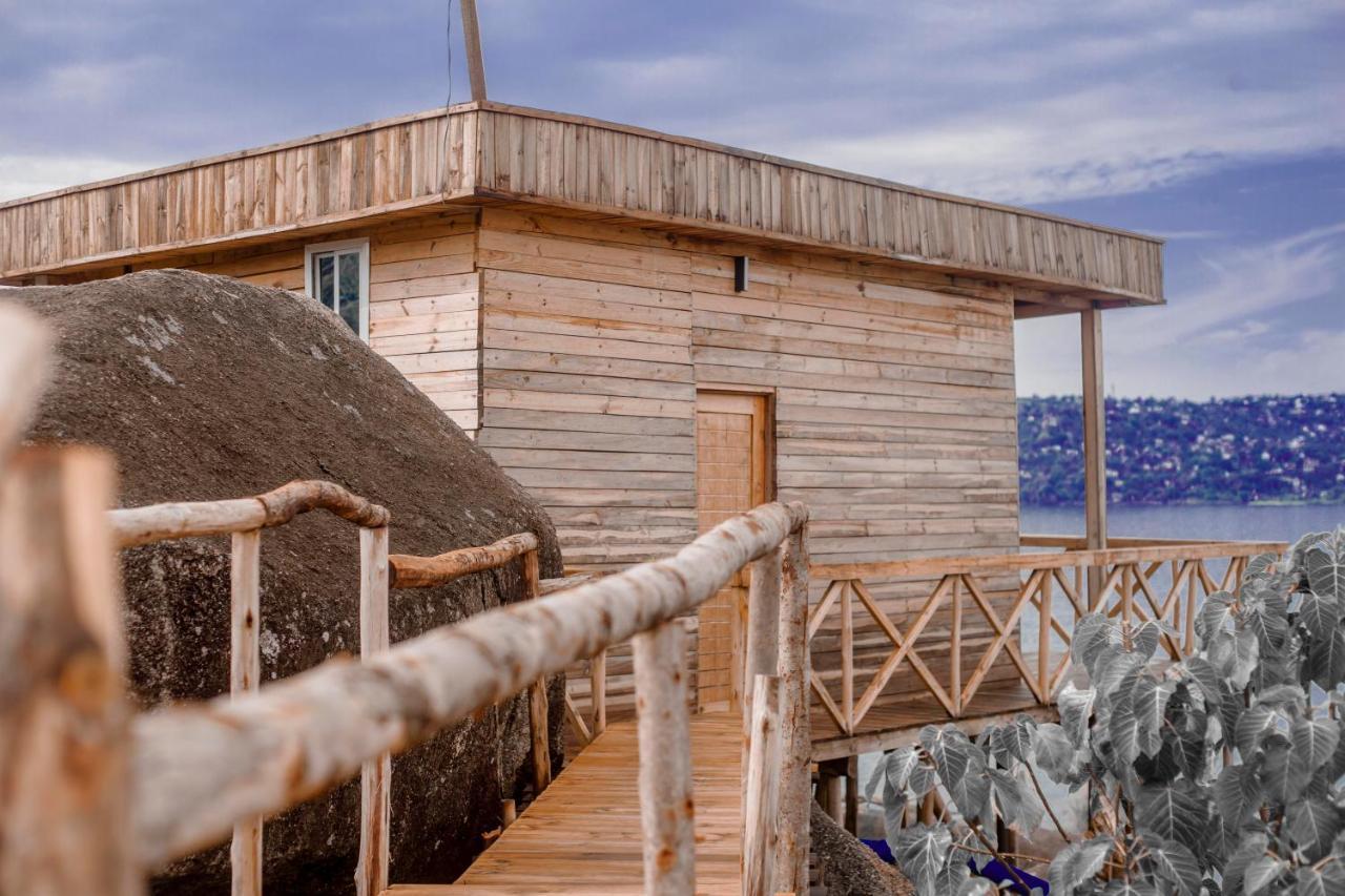 Single Cabin With Lake View Мванза Экстерьер фото